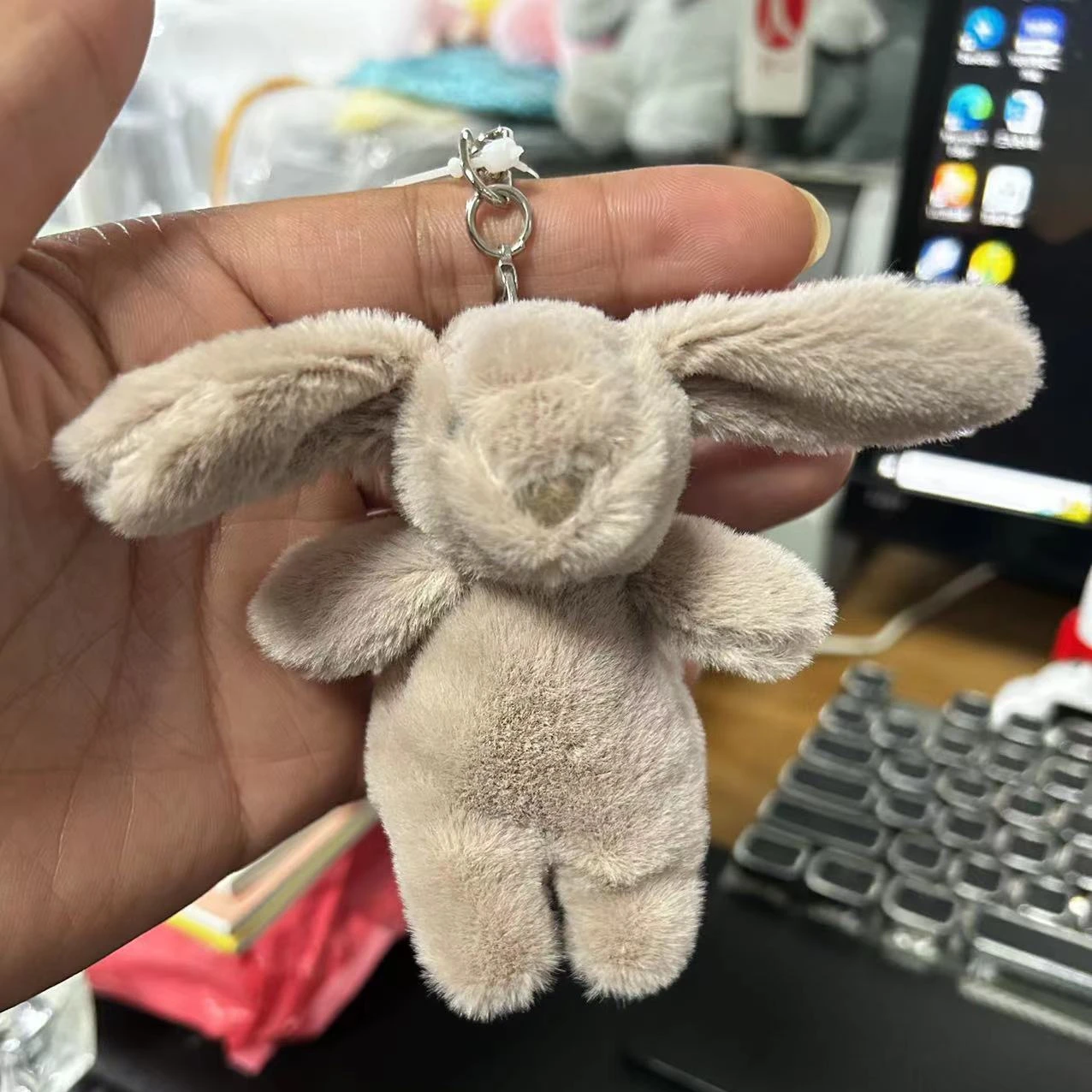 ぬいぐるみかわいい漫画ウサギキーホルダー愛ポンポン小物おもち - Phone Accessories Toys のレビューと価格