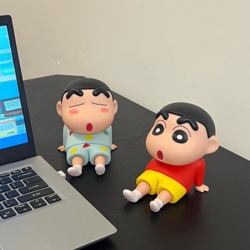 クレヨンしんちゃん日本のアニメスマホホルダー、怠惰な置物、デ - Phone Accessories Toys のレビューと価格