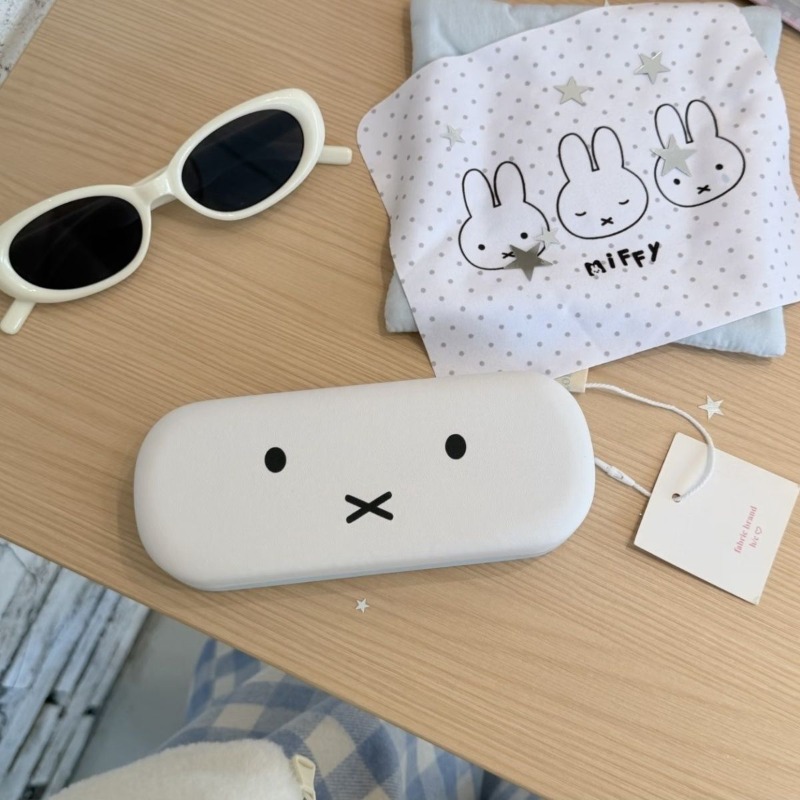 漫画ミッフィーウサギ甘くてかわいい創造的なパターン男性と女性 - Airtag Holder Case のレビューと価格