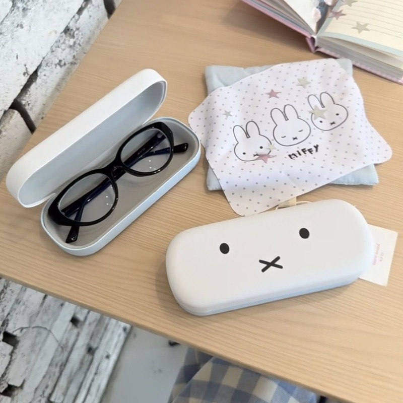 漫画ミッフィーウサギ甘くてかわいい創造的なパターン男性と女性 - Airtag Holder Case のレビューと価格